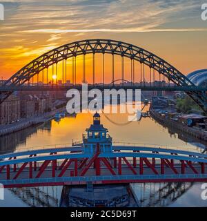 Newcastle & Gateshead Quaysides at Dawn, newcastle upon tyne, tyne & Wear, Angleterre, Royaume-Uni Banque D'Images