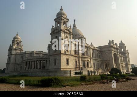 Vue latérale du magnifique mémorial Victoria de Kolkata Banque D'Images