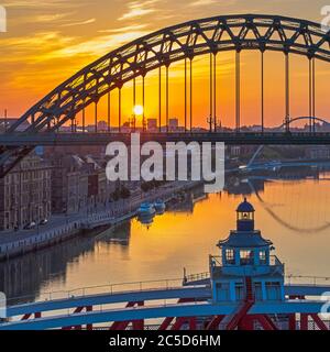 Newcastle & Gateshead Quaysides at Dawn, newcastle upon tyne, tyne & Wear, Angleterre, Royaume-Uni Banque D'Images