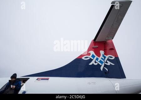 BELGRADE, SERBIE - 11 FÉVRIER 2020 : passagers à bord d'un ATR 72 portant le logo du transporteur aérien de la Serbie, Air Serbia. P Banque D'Images