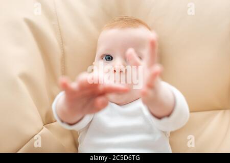 vue du dessus de bébé garçon mignon couché avec les mains étirées, foyer sélectif Banque D'Images
