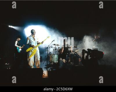 U2 à l'ouverture de leur Pop Mart Tour le 25 avril 1997 au Sam Boyd Stadium, Las Vegas, États-Unis : Banque D'Images