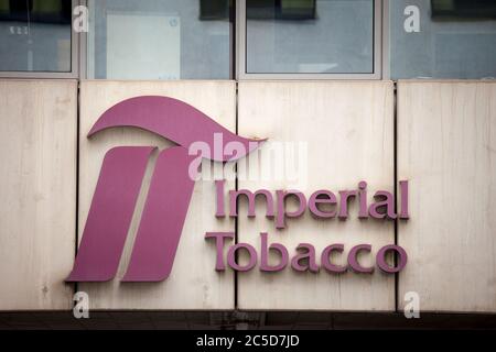 PRAGUE, TCHÉQUIE - 31 OCTOBRE 2019 : logo impérial du tabac devant leur bureau à Prague. Imperial Tobacco, ou les marques impériales est un tobacc britannique Banque D'Images