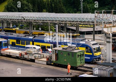 Lauterbrunnen, Berner Oberland, Suisse - juillet 29 2019 : trains de marchandises et de passagers à la gare de Lauterbrunnen en été Banque D'Images