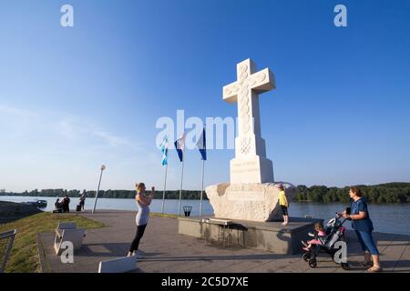 VUKOVAR, CROATIE - 11 MAI 2018 : personnes prenant des photos devant la Croix-Blanche, ou Bijeli Snomen Kriz, un mémorial de l'église catholique à peo Banque D'Images