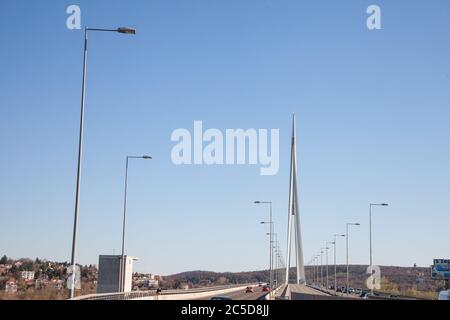 BELGRADE, SERBIE - avril 2, 2018 : un fort trafic sur une autoroute Belgrade passant sur le pont de l'Ada, l'un des ponts les plus récentes sur la Save et un t Banque D'Images