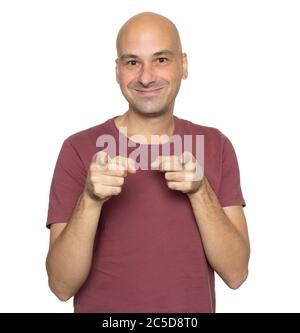 Homme chauve pointant ses doigts vers vous isolé sur blanc Banque D'Images