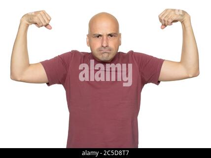 Un homme chauve drôle montre son muscle. Isolé sur fond blanc de studio Banque D'Images