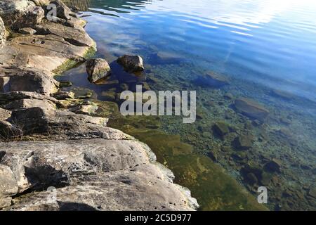 Bord du lac Aegeri (Ägerisee) avec des rochers et de l'eau douce claire, Suisse Banque D'Images