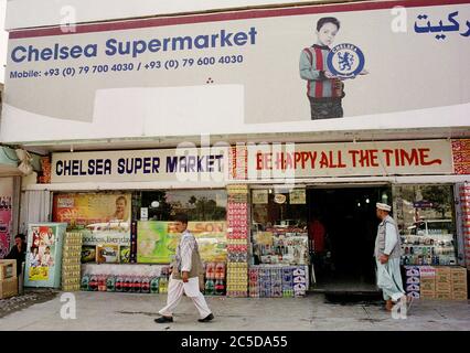 Supermarché nommé d'après le club de football anglais Chelsea FC à Kaboul 2009 Banque D'Images