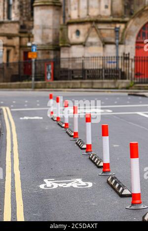 Edimbourg, Ecosse, Royaume-Uni. 2 juillet 2020. Le Conseil municipal d'Édimbourg a installé des voies cyclables séparées temporaires sur plusieurs routes clés du centre-ville, comme ici, sur le pont George IV. Andrew Perry/Alay Live News Banque D'Images