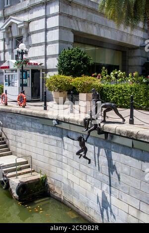 Les cinq garçons au bord de la rivière, qui font partie de LA SÉRIE DE STATUES DE LA RIVIÈRE à Singapour. Banque D'Images