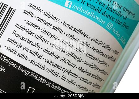 Contient des sulfites dans de nombreuses langues différentes sur l'étiquette de la bouteille de vin blanc Echo Falls California Pinot Grigio Banque D'Images