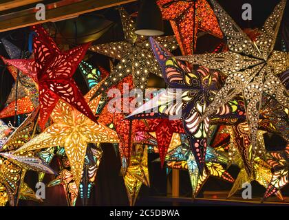Papier de Noël étoiles colorées sur le marché de Noël Banque D'Images