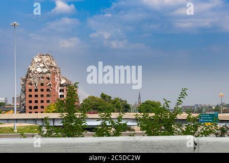 Detroit, Michigan, États-Unis - 19 août 2014 : démolition d'un immeuble résidentiel dans la ville de Detroit. Banque D'Images