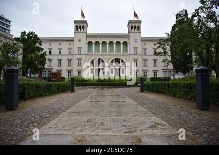 Berlin, Allemagne. 1er juillet 2020. Les drapeaux sur les tours du musée Hamburger Bahnhof agités dans le vent. Le Musée für Gegenwart dans la gare de Hamburger est le plus grand bâtiment de la Galerie nationale, montre le dernier programme avec l'art contemporain, perd une collection importante, a besoin d'une nouvelle extension - et un nouveau patron. (À dpa 'mouton noir de la famille du musée - Hamburger Bahnhof avant une pause') Credit: Sven Braun/dpa/Alay Live News Banque D'Images