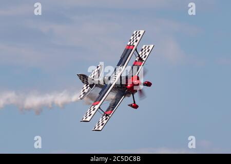 Le pilote de vol en vol de l'aérobie Skip Stewart volant de son Prométhée biplan Pitts S-2S très modifié. Banque D'Images