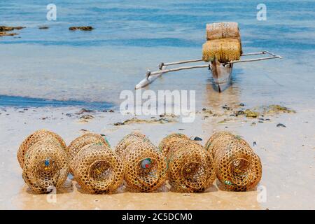 Pêche traditionnelle de bambou malgache tissée dans un piège de crustacés sur la plage de Nosy Be. Madagascar campagne scène. Banque D'Images