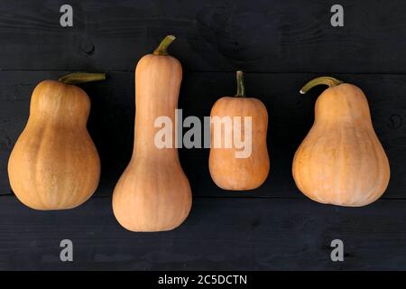 Le noyer cendré frapche des variétés sur fond de planches en bois noir Banque D'Images