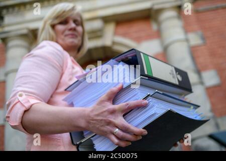 Magdebourg, Allemagne. 02 juillet 2020. Christine Schulz, présidente de l'association de soutien « rêve de l'enfant », porte des dossiers avec signatures pour la préservation de l'hôpital pour enfants Gardelden au ministère du travail, des Affaires sociales et de l'intégration de l'État de Saxe-Anhalt. Là, les signatures recueillies doivent être remises au ministre dans l'après-midi. Credit: Klaus-Dietmar Gabbert/dpa-Zentralbild/dpa/Alay Live News Banque D'Images