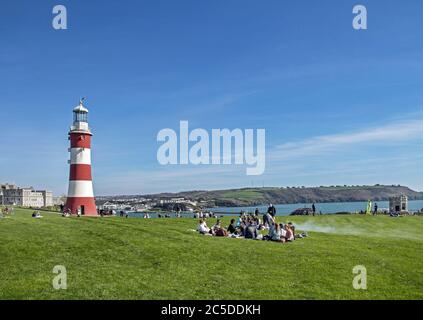 Plymouth est recommandé comme le mieux placé pour récupérer son commerce de vacances après le coronavirus en raison de son niveau élevé de visiteurs domestiques. Plymouth Hoe Banque D'Images