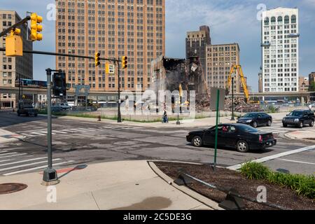 Detroit, Michigan, États-Unis - le 19 août 2014 : un bâtiment est en train d'être démoli au centre-ville de Detroit. Banque D'Images