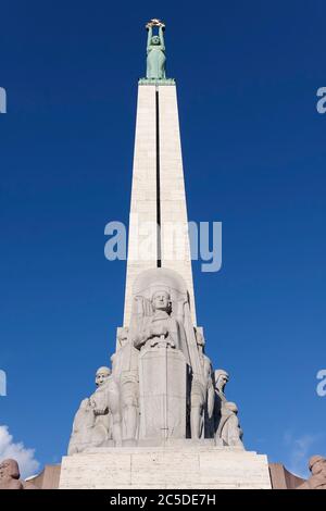 Statue de la liberté au sommet du Mémorial de la liberté à Riga, Lettonie, Etats baltes, Europe Banque D'Images
