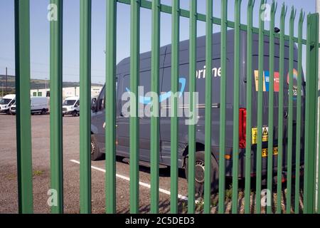 Un camion de livraison Amazon portant la marque Amazon Prime est placé par le dépôt de distribution Amazon sur le domaine industriel de Kenfig Banque D'Images