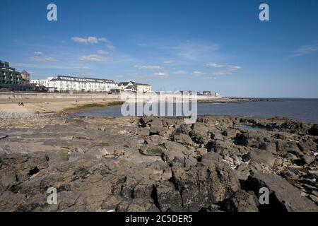 Plage du centre-ville de Porthcawl avec un premier plan rocheux tard dans l'après-midi, par une chaude journée de début d'été Banque D'Images