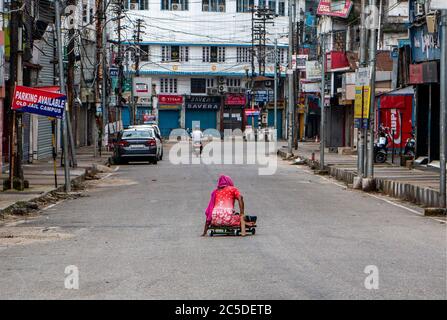 Guwahati, Assam, Inde. 2 juillet 2020. Un mendiant féminin cherche des moyens de subsistance dans la rue déserte de Fancy Bazar de Guwahati City. Fancy Bazar est la plus grande partie du marché de Guwahati, la capitale de l'État d'Assam, Inde. UN confinement˜total de 14 jours a commencé dans tous les secteurs relevant du district de Kamrup d'Assam, y compris Guwahati à partir de 7 heures le 28 2020 juin, Dans une tentative d'arrêter le nombre croissant de cas Covid-19 dans l'État.selon le département de santé, le confinement, qui sera très rigoureux au cours des sept premiers jours avec seulement les pharmacies, les hôpitaux et medi Banque D'Images