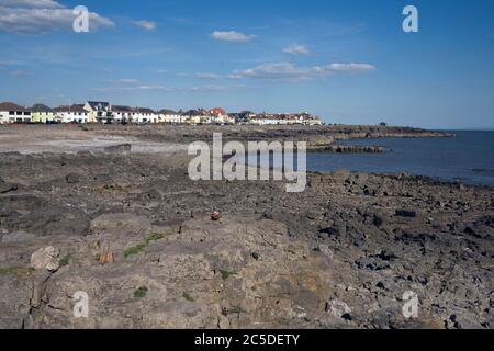 Porthcawl front de mer par West Drive avec un premier plan rocheux tard dans l'après-midi, lors d'une chaude journée de début d'été Banque D'Images