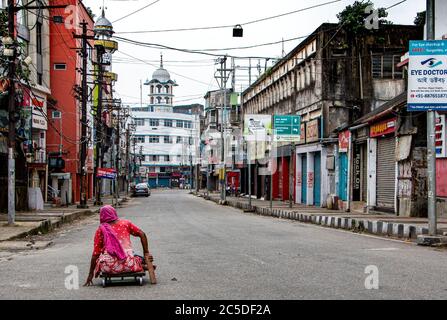 Guwahati, Assam, Inde. 2 juillet 2020. Un mendiant féminin cherche des moyens de subsistance dans la rue déserte de Fancy Bazar de Guwahati City. Fancy Bazar est la plus grande partie du marché de Guwahati, la capitale de l'État d'Assam, Inde. UN confinement˜total de 14 jours a commencé dans tous les secteurs relevant du district de Kamrup d'Assam, y compris Guwahati à partir de 7 heures le 28 2020 juin, Dans une tentative d'arrêter le nombre croissant de cas Covid-19 dans l'État.selon le département de santé, le confinement, qui sera très rigoureux au cours des sept premiers jours avec seulement les pharmacies, les hôpitaux et medi Banque D'Images