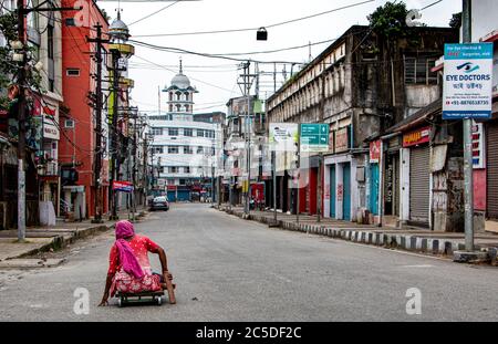 Guwahati, Assam, Inde. 2 juillet 2020. Un mendiant féminin cherche des moyens de subsistance dans la rue déserte de Fancy Bazar de Guwahati City. Fancy Bazar est la plus grande partie du marché de Guwahati, la capitale de l'État d'Assam, Inde. UN confinement˜total de 14 jours a commencé dans tous les secteurs relevant du district de Kamrup d'Assam, y compris Guwahati à partir de 7 heures le 28 2020 juin, Dans une tentative d'arrêter le nombre croissant de cas Covid-19 dans l'État.selon le département de santé, le confinement, qui sera très rigoureux au cours des sept premiers jours avec seulement les pharmacies, les hôpitaux et medi Banque D'Images