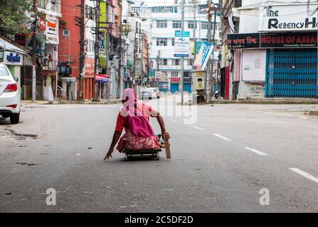 Guwahati, Assam, Inde. 2 juillet 2020. Un mendiant féminin cherche des moyens de subsistance dans la rue déserte de Fancy Bazar de Guwahati City. Fancy Bazar est la plus grande partie du marché de Guwahati, la capitale de l'État d'Assam, Inde. UN confinement˜total de 14 jours a commencé dans tous les secteurs relevant du district de Kamrup d'Assam, y compris Guwahati à partir de 7 heures le 28 2020 juin, Dans une tentative d'arrêter le nombre croissant de cas Covid-19 dans l'État.selon le département de santé, le confinement, qui sera très rigoureux au cours des sept premiers jours avec seulement les pharmacies, les hôpitaux et medi Banque D'Images