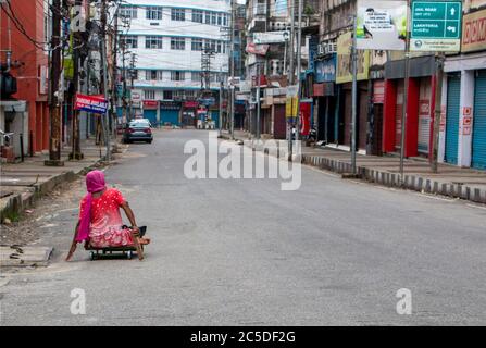 Guwahati, Assam, Inde. 2 juillet 2020. Un mendiant féminin cherche des moyens de subsistance dans la rue déserte de Fancy Bazar de Guwahati City. Fancy Bazar est la plus grande partie du marché de Guwahati, la capitale de l'État d'Assam, Inde. UN confinement˜total de 14 jours a commencé dans tous les secteurs relevant du district de Kamrup d'Assam, y compris Guwahati à partir de 7 heures le 28 2020 juin, Dans une tentative d'arrêter le nombre croissant de cas Covid-19 dans l'État.selon le département de santé, le confinement, qui sera très rigoureux au cours des sept premiers jours avec seulement les pharmacies, les hôpitaux et medi Banque D'Images