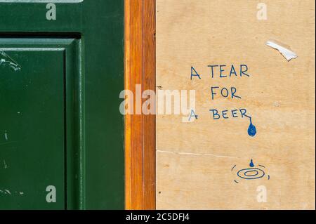 Cork, Irlande. 2 juillet 2020. Graffiti sur un pub à bord de Cork City semble indiquer que l'écrivain pourrait faire avec une bière. Crédit : AG News/Alay Live News Banque D'Images