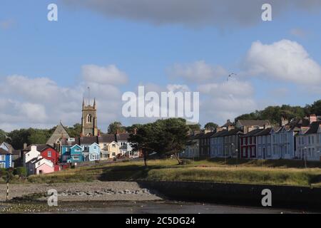 Front de mer à Aberaeron dans le pays de Galles ciel bleu avec nuages Banque D'Images