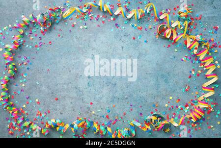 Arrière-plan festif de fête de carnaval ou d'anniversaire avec des banderoles et des confettis colorés Banque D'Images