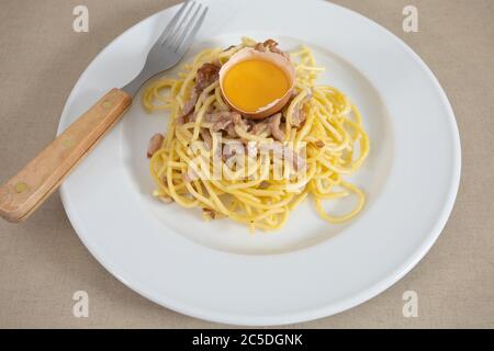 assiette de spaghetti de carbonara sur une table Banque D'Images