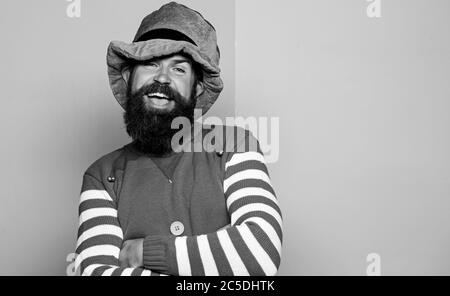 Elf barbu. Carnaval d'hiver. St Patricks day. Hipster avec barbe portant costume vert pour partie. Cheerful man célébrer maison de vacances. Lutin de Noël. Concept Elf. Traditions ou coutumes. De joie. Banque D'Images