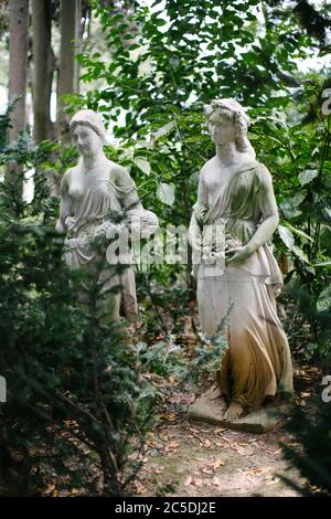 Sculptures de femmes. Objets historiques de la Grèce antique ou de la période de l'empire romain. Banque D'Images