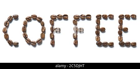 Forme DE CAFÉ Word composée de grains de café torréfiés, lettres isolées sur fond blanc. Gros plan d'un grain de café brun de l'arôme noir de caféine boire ingrédient Banque D'Images