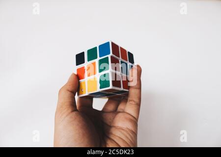 Yogyakarta, Indonésie - novembre 2019 : jouet cube 3x3 de Rubik isolé sur fond blanc. Résoudre les tâches difficiles. Banque D'Images