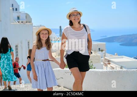 Joyeux touristes famille mère et fille enfant marchant sur l'île grecque de Santorini Banque D'Images