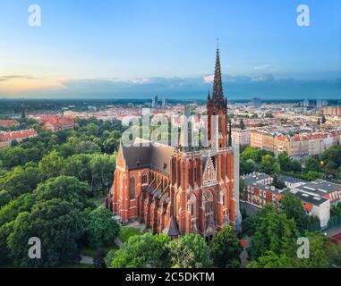 Vue aérienne de Saint-Michel l'église de l'Archange située dans le parc Saint-Edith Stein, Wroclaw, Pologne Banque D'Images