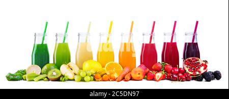 Assortiment de jus de fruits et légumes frais dans des couleurs arc-en-ciel isolées sur fond blanc Banque D'Images