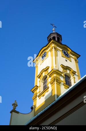 Église de Sainte-Croix ( Kosciol Swietego Krzyza ), Cieszyn, Silésie, Pologne, Europe centrale - clocher jaune rénové de l'église baroque Banque D'Images