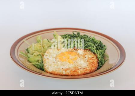 Légumes pour ingrédient de noix de pécan. Le Pecel est une cuisine traditionnelle de l'Indonésie de Java Ouest, faite de légumes à la vapeur et servie avec de la sauce aux arachides. Banque D'Images