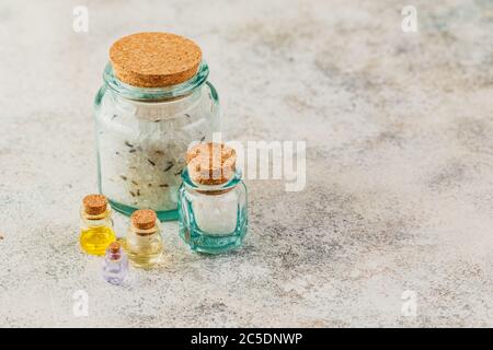 Huiles aromatiques en bouteilles de verre, sels aromatiques et lavande sèche. Concept naturel Ogranic soin cosmétique. Banque D'Images