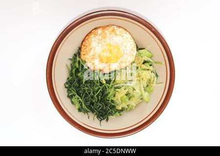 Légumes pour ingrédient de noix de pécan. Le Pecel est une cuisine traditionnelle de l'Indonésie de Java Ouest, faite de légumes à la vapeur et servie avec de la sauce aux arachides. Banque D'Images
